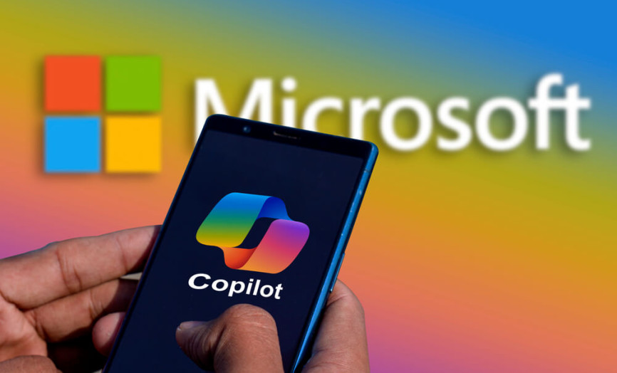 Telefón v ruke s logom Windows na obrazovke